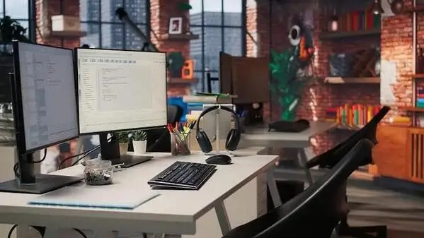 Asier trabajando en su escritorio